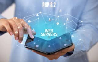 En person, der holder en mobiltelefon med ordene php 8.2 webservere.