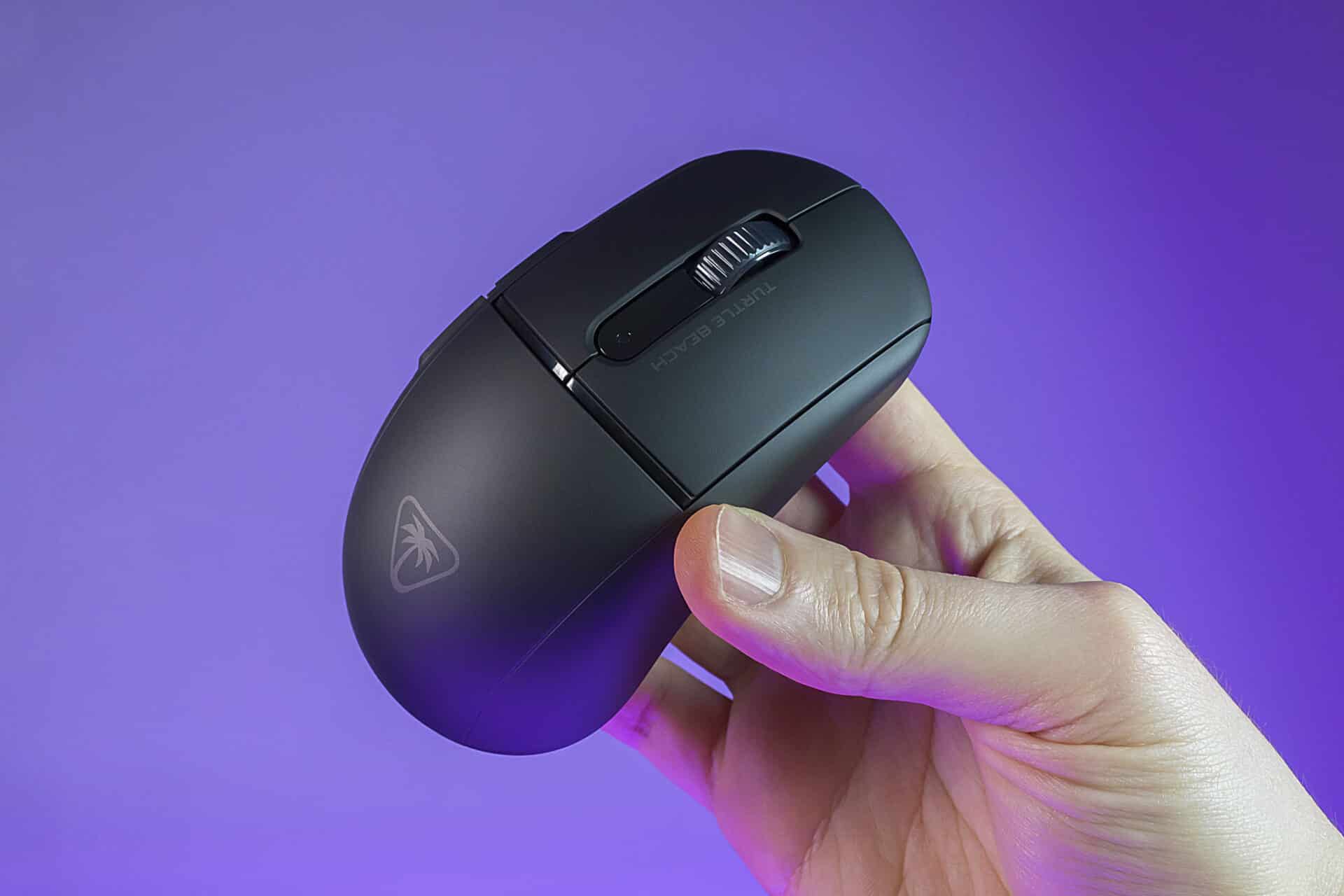 BurstIIAir En hånd, der holder en sort trådløs computermus mod en lilla baggrund. Musen har et logo af Turtle Beach.