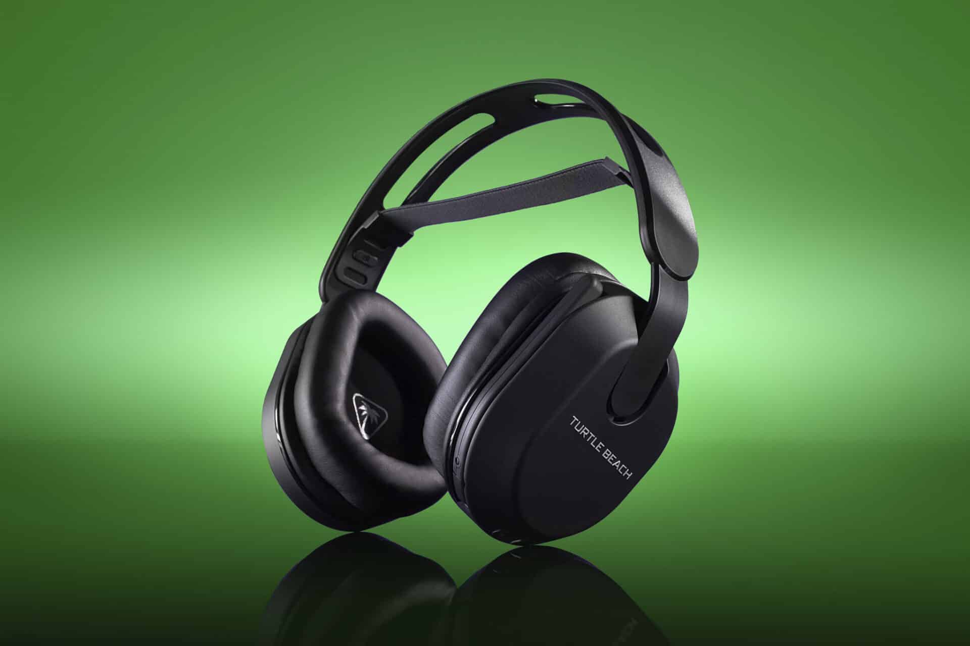 TB_Stealth-500 Turtle Beach sorte over-ear-hovedtelefoner med et slankt design sat mod en levende grøn baggrund.