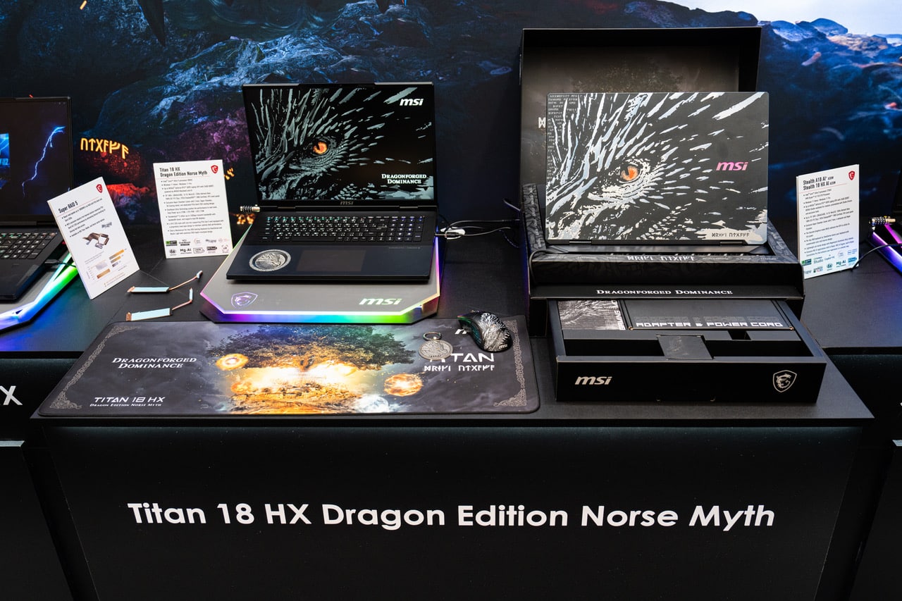 Titan Dragon Edition Fremviser MSI Titan 18 HX Dragon Edition Norse Myth bærbare computere, med NVIDIA GeForce RTX 50-grafik, sammen med en elegant mus og emballage på et bord. Denne fantastiske skærm debuterede på CES 2025 og fangede den banebrydende innovation og design synonymt med MSI bærbare computere.